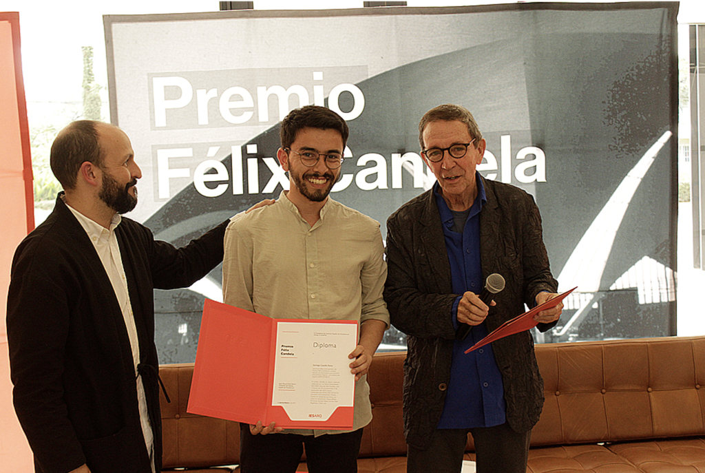 Santiago Castillo recibiendo el premio Félix Candela